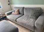 Leuke en fijne bank incl poef te koop., Ophalen, Zo goed als nieuw