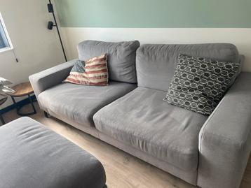 Leuke en fijne bank incl poef te koop. beschikbaar voor biedingen