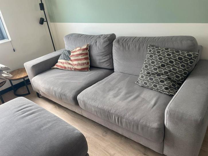 Leuke en fijne bank incl poef te koop., Huis en Inrichting, Banken | Complete zithoeken, Zo goed als nieuw, Ophalen