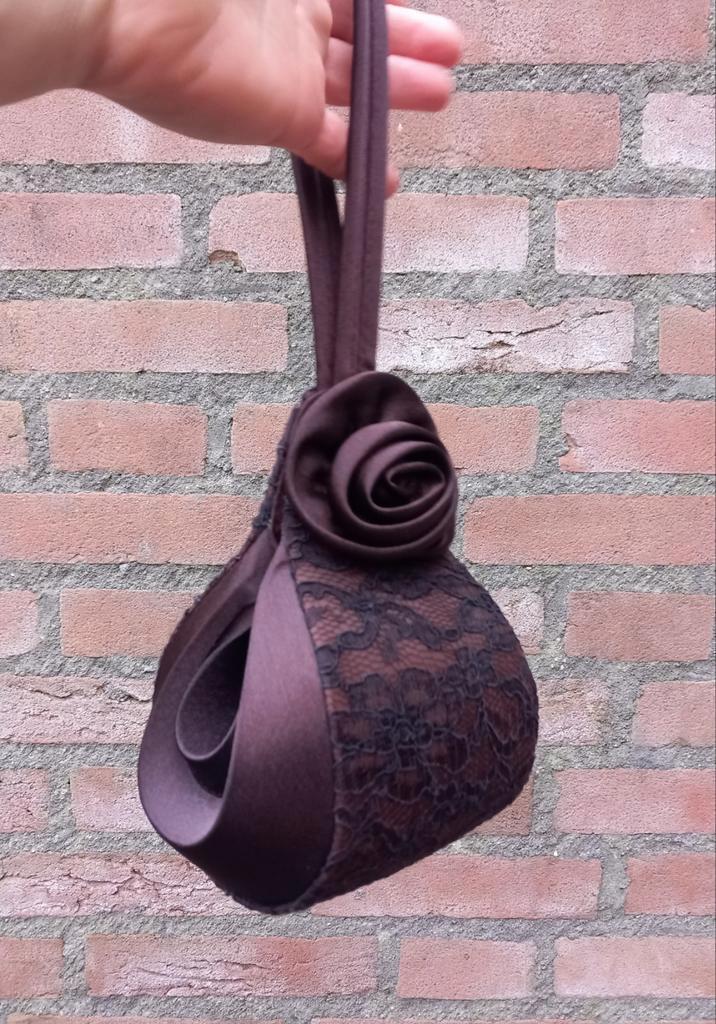 Chocolade bruin satijnen pols tasje met kant One Size, Kleding | Dames, Trouwkleding en Trouwaccessoires, Zo goed als nieuw, Accessoires