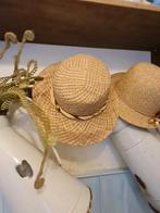 strooien hoedje decoratief aan kapstok of regaal