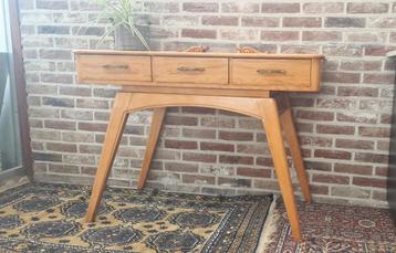 Vintage sidetable beschikbaar voor biedingen