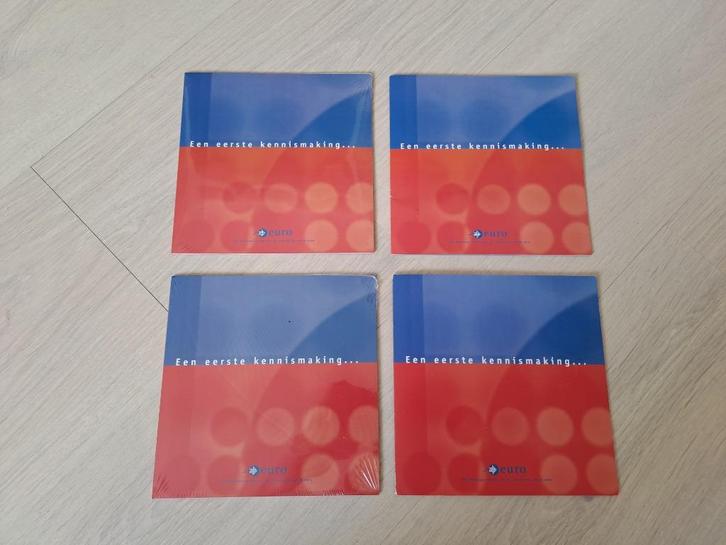 Vier setjes 'Een eerste kennismaking...' met de euromunten, Postzegels en Munten, Munten | Europa | Euromunten, Setje, 5 euro
