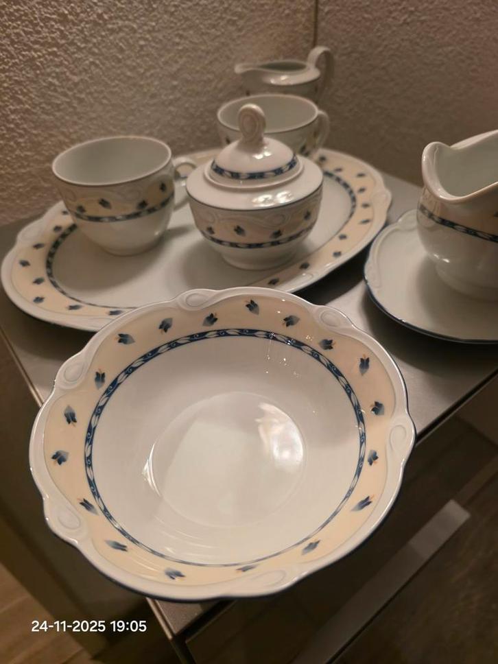 Servies met blauw bloemmotief, Huis en Inrichting, Keuken | Servies, Zo goed als nieuw, Compleet servies, Overige stijlen, Porselein