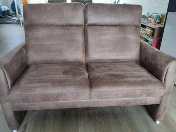 Bank 2-zit, bruin 142 cm. breed, 84 cm. diep, 99 cm. hoog beschikbaar voor biedingen