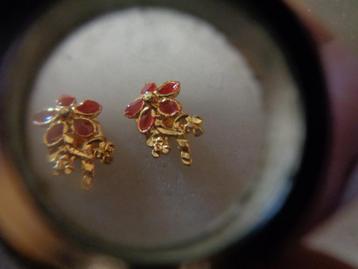 goudkl met rode bloemen als stekers nr or 0425 beschikbaar voor biedingen