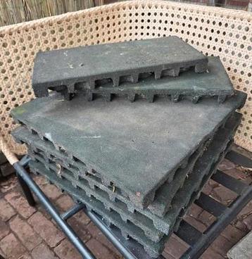 6 Rubberen tegels 49x49cm  beschikbaar voor biedingen