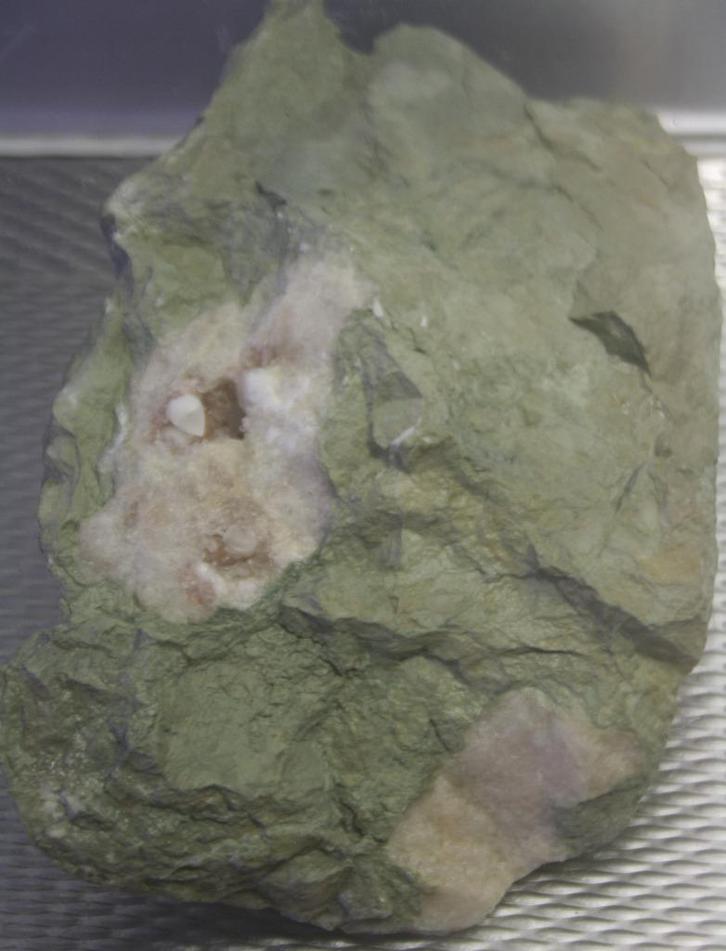 1,9 Kg Roze CELESTIET/CALCIET in MUSCHELKALK uit Nederland, Verzamelen, Mineralen en Fossielen, Overige typen, Verzenden