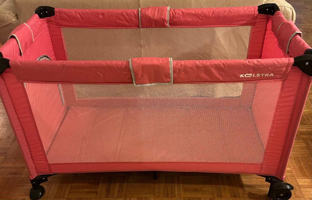 Campingbedje Koelstra roze, Kinderen en Baby's, Babywiegjes en Ledikanten, Ophalen, Zo goed als nieuw, Reisbedje