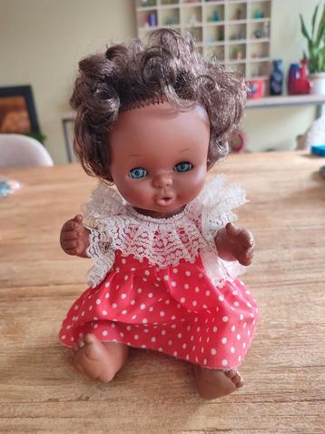 Lief famosa popje is zeer goede staat, originele kleertje beschikbaar voor biedingen