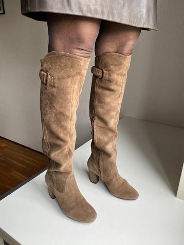 Laars suede hoge schacht net over knie beschikbaar voor biedingen