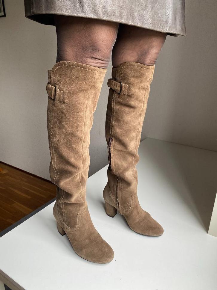 Laars suede hoge schacht net over knie, Kleding | Dames, Schoenen, Zo goed als nieuw, Hoge laarzen, Bruin, Ophalen of Verzenden