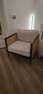 Stijlvolle fauteuil met rieten details, Huis en Inrichting, Fauteuils, Ophalen, Riet of Rotan, Minder dan 75 cm, Scandinavisch