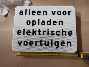 Verkeersbord alleen voor opladen elektrische voertuigen