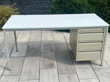 Stalen bureau beschikbaar voor biedingen