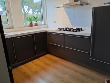 Keuken - U-vorm - Incl. apparatuur (2x Oven, KK, VW) beschikbaar voor biedingen