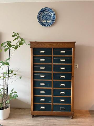 Prachtige, unieke vintage notariskast. Archiefkast beschikbaar voor biedingen