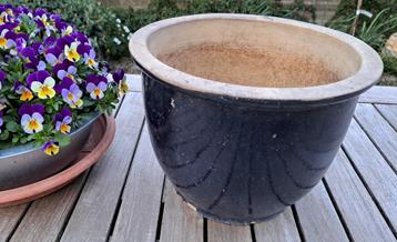 Prachtig geglazuurde bloempot middelgroot kleur blauw K17 beschikbaar voor biedingen