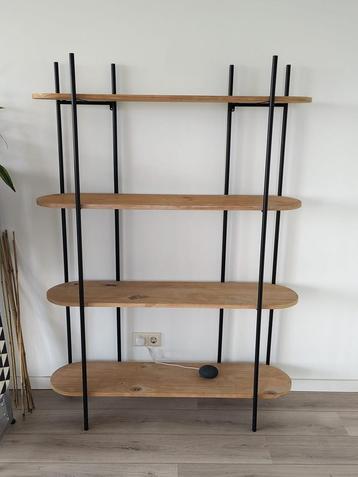 Mooie wandkast met planken!