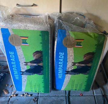 Hemparade - 2 zakken a 14 kg beschikbaar voor biedingen