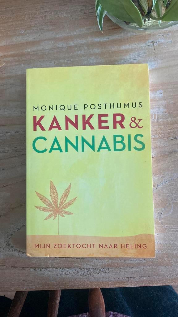 Monique Posthumus - Kanker en cannabis, Boeken, Wetenschap, Zo goed als nieuw, Natuurwetenschap, Ophalen of Verzenden