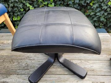 Zwarte Voetenbankje beschikbaar voor biedingen