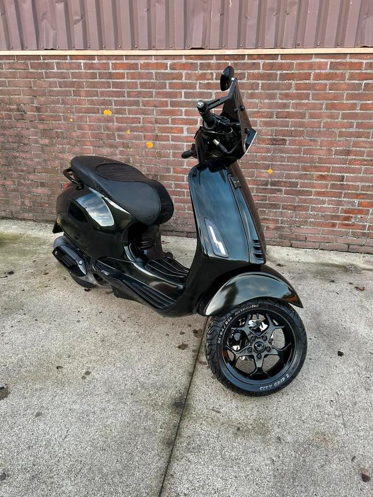 Vespa sprint 2016 veel opties, Fietsen en Brommers, Scooters | Vespa, Zo goed als nieuw, Benzine, Ophalen