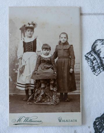 Carte de Visite -  Klederdacht - Drie meisjes. beschikbaar voor biedingen