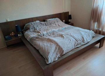 Goossens Donker Houten Bed + Spiegel beschikbaar voor biedingen