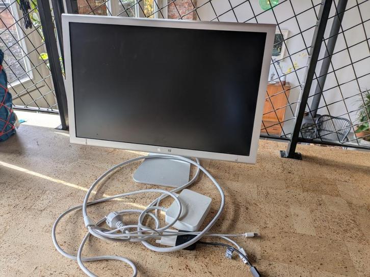 Apple 23 inch cinema display, Computers en Software, Monitoren, Gebruikt, 60 Hz of minder, DisplayPort, Thunderbolt, Kantelbaar