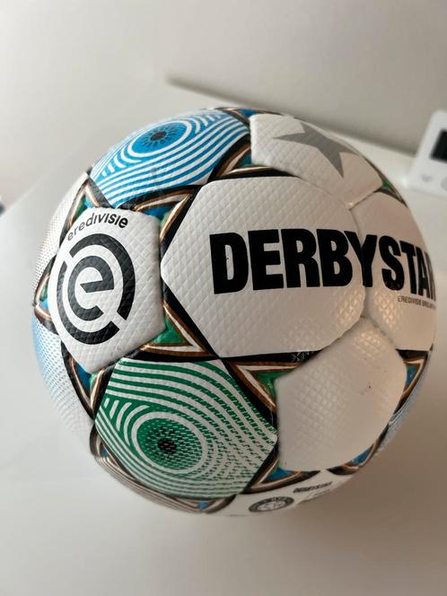 DE WEDSTRIJDBAL: GESCHIEDENIS AAN JE VOETEN!, Verzamelen, Sportartikelen en Voetbal, Nieuw, Overige typen, Ophalen
