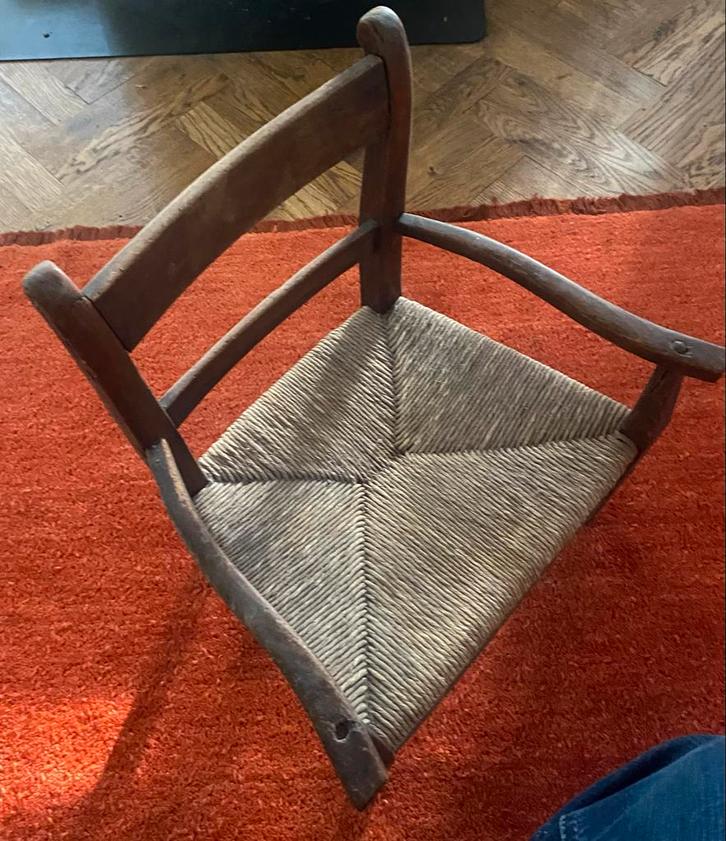 Antieke kinderstoel met houtsnijwerk, Antiek en Kunst, Antiek | Meubels | Stoelen en Banken, Ophalen of Verzenden