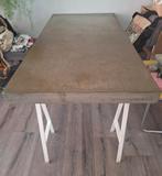 Eetkamertafel 160x80, betonnen tafelblad, metalen onderstel, Ophalen, 50 tot 100 cm, Zo goed als nieuw, Vijf personen of meer