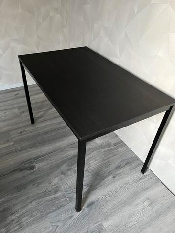 Zwarte tafel beschikbaar voor biedingen