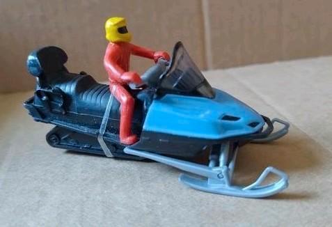 Siku Sneeuwscooter 1684 met bestuurder, Hobby en Vrije tijd, Modelauto's | 1:50, Zo goed als nieuw, Overige typen, SIKU, Ophalen of Verzenden