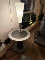 2 Leolux Calumet bijzettafels met 3 electra punten., 45 tot 60 cm, Minder dan 55 cm, Rond, Leolux Calumet, design, bijzettafel, zwart/grijs.