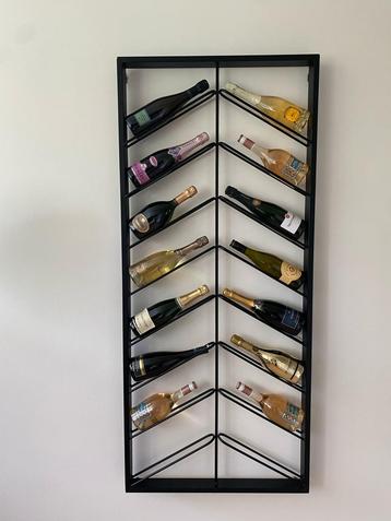 Prachtg zwart wijnrek voor aan de muur. beschikbaar voor biedingen
