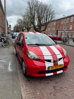 Toyota Aygo 1.0 12V Vvt-i 5DRS 2007 Rood, Auto's, Toyota, Voorwielaandrijving, Zwart, 68 pk, Origineel Nederlands