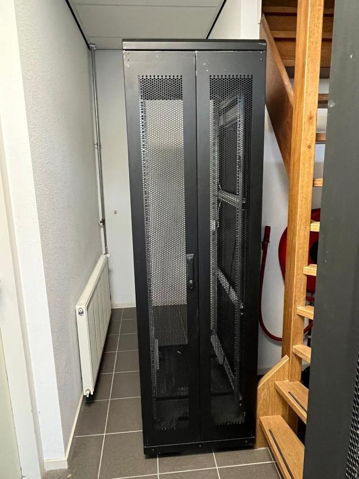 DIGITUS 42U Server Rack (DN-19 SRV-42U-B-1), Computers en Software, Serverkasten, Gebruikt, Geperforeerd, Geperforeerd, Ophalen