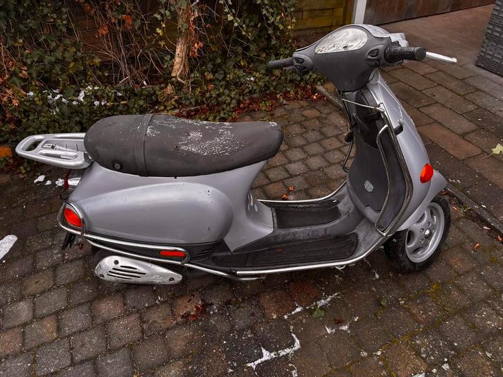 Vespa et2 50cc brom kenteken, Fietsen en Brommers, Snorfietsen en Snorscooters, Gebruikt, Vespa, Benzine, Ophalen