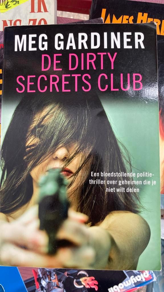 Meg Gardiner - De dirty secrets club, Boeken, Thrillers, Gelezen, Nederland, Ophalen of Verzenden