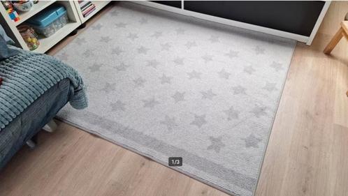 Vloerkleed grijs met sterren (Ikea), Huis en Inrichting, Stoffering | Tapijten en Kleden, Gebruikt, 150 tot 200 cm, 100 tot 150 cm