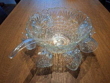 Glazen bowlschaal , 8 kopjes en lepel beschikbaar voor biedingen