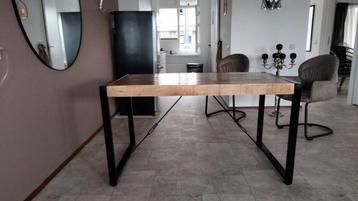 eettafel  beschikbaar voor biedingen