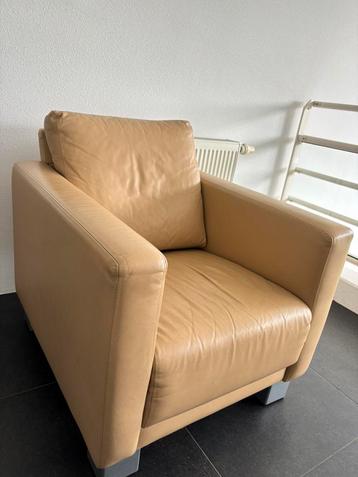Comfortabele lederen Montèl fauteuil (donker) beige beschikbaar voor biedingen