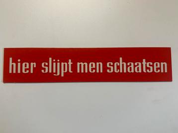 Reclamebordje hier slijpt men schaatsen beschikbaar voor biedingen