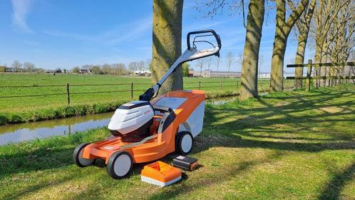 Stihl RMA 448 PC gazonmaaier met accu en lader., Tuin en Terras, Grasmaaiers, Gebruikt, Accu-grasmaaier, 40 t/m 49 cm, Cirkelmaaier