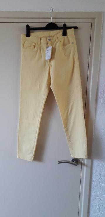 2 damesbroeken  voor €4 beschikbaar voor biedingen