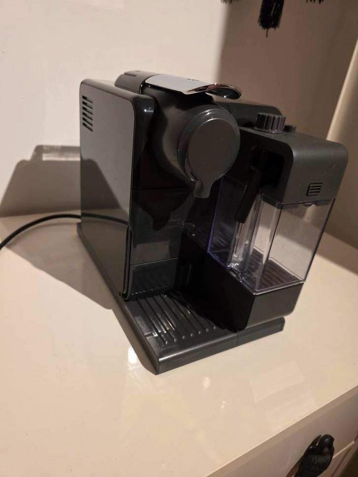 Nespresso Delonghi Koffiemachine met Melkopschuimer, Witgoed en Apparatuur, Koffiezetapparaten, Gebruikt, Koffiepads en cups, Espresso apparaat