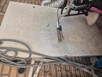 Gratis een oude eettafel van stevige hout beschikbaar voor biedingen